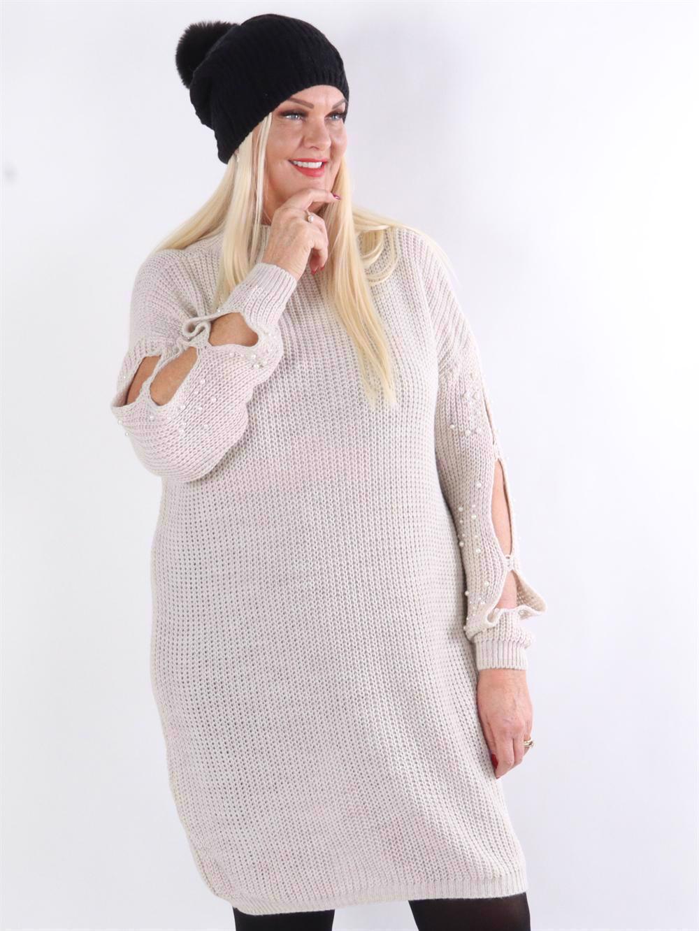 Vega - Strikkjole med hvide perler og hulmønster